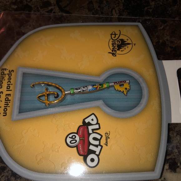 Disney Special Edition Pluto 90 key pin NWT - Picture 2 of 4